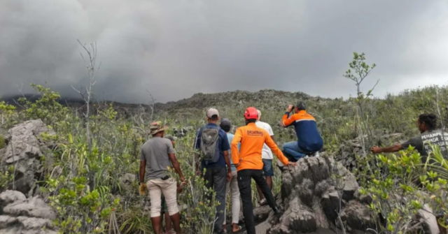 Nesta foto divulgada pela Badan Geologi, a agência geológica do Ministério de Energia e Recursos Minerais da Indonésia, o Monte Dukono libera materiais vulcânicos durante uma erupção em Halmahera do Norte, na Indonésia.