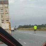 Duas pessoas estão com medo de morrer e outra está lutando pela vida após um acidente de ônibus em uma importante rodovia em Queensland.