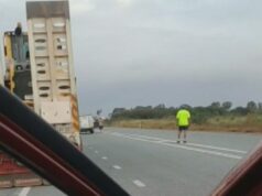 Três pessoas em estado crítico após grave acidente de ônibus Duas pessoas estão com medo de morrer e outra está lutando pela vida após um acidente de ônibus em uma importante rodovia em Queensland.