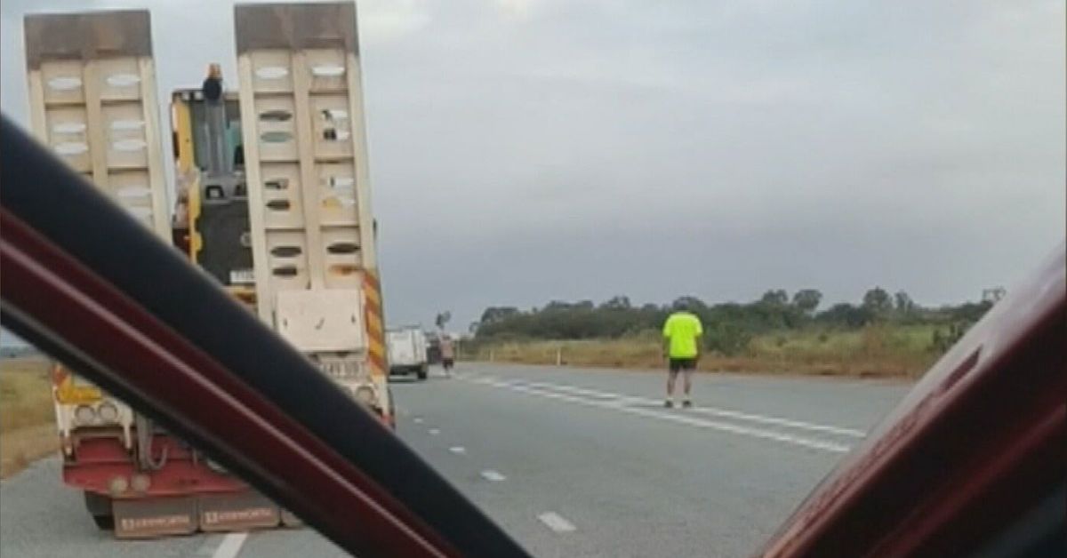 Duas pessoas estão com medo de morrer e outra está lutando pela vida após um acidente de ônibus em uma importante rodovia em Queensland.