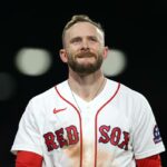 O shortstop do Boston Red Sox, Trevor Story, é eliminado na oitava entrada. O Boston Red Sox jogou contra o Philadelphia Phillies no Fenway Park em 14 de maio de 2026.
