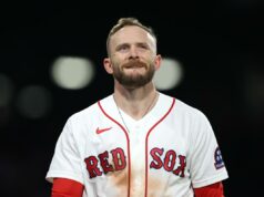 Trevor Story passa por cirurgia de hérnia esportiva em pesadelo contínuo do Red Sox O shortstop do Boston Red Sox, Trevor Story, é eliminado na oitava entrada. O Boston Red Sox jogou contra o Philadelphia Phillies no Fenway Park em 14 de maio de 2026.