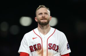 Trevor Story passa por cirurgia de hérnia esportiva em pesadelo contínuo do Red Sox O shortstop do Boston Red Sox, Trevor Story, é eliminado na oitava entrada. O Boston Red Sox jogou contra o Philadelphia Phillies no Fenway Park em 14 de maio de 2026.