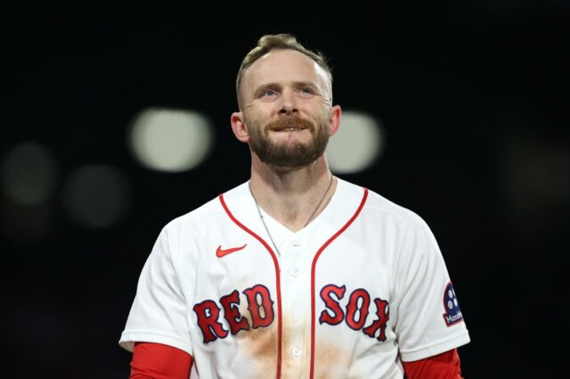 Trevor Story passa por cirurgia de hérnia esportiva em pesadelo O shortstop do Boston Red Sox, Trevor Story, é eliminado na oitava entrada. O Boston Red Sox jogou contra o Philadelphia Phillies no Fenway Park em 14 de maio de 2026.