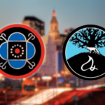 Logotipos da Tribo Mohegan e Mashantucket Pequot Tribal Nation exibidos no horizonte de Hartford em meio à disputa judicial dos mercados de previsão de Connecticut sobre regulamentação de apostas esportivas e direitos de jogos tribais. Tribos de Connecticut buscam ingressar em processo federal sobre polêmicos mercados de previsão esportiva