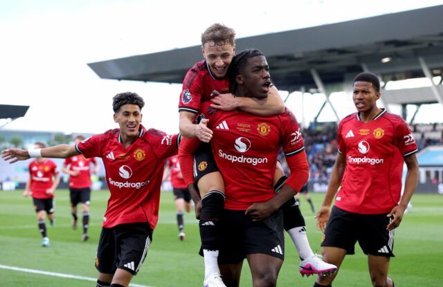Trio da academia do Man United convocado para os sub-18 Trio da academia do Man United convocado para os sub-18 da Inglaterra, incluindo o garoto-prodígio que pode estrear contra o Brighton