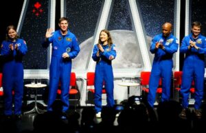 Tripulação do Artemis II recebe boas-vindas de herói na Agência Espacial Canadense em Quebec Ícone de conversão de texto em fala