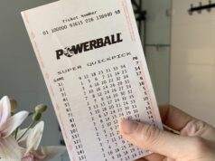 Troca de última hora leva a ganhos inesperados de US$ 60 milhões na Powerball Um aposentado de Adelaide se tornou multimilionário depois de ganhar todo o jackpot de US$ 20 milhões da Powerball.