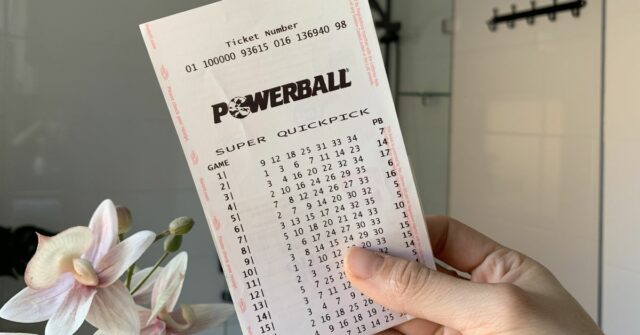 Troca de última hora leva a ganhos inesperados de US$ Um aposentado de Adelaide se tornou multimilionário depois de ganhar todo o jackpot de US$ 20 milhões da Powerball.