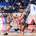 Roger Pogoy, da TNT Tropang 5G, durante um jogo contra Meralco Bolts nas semifinais da PBA Commissioner's Cup de 2026