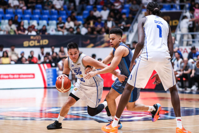 Tropang 5G exibe força ‘completa’ e inicia as semifinais com Roger Pogoy, da TNT Tropang 5G, durante um jogo contra Meralco Bolts nas semifinais da PBA Commissioner's Cup de 2026