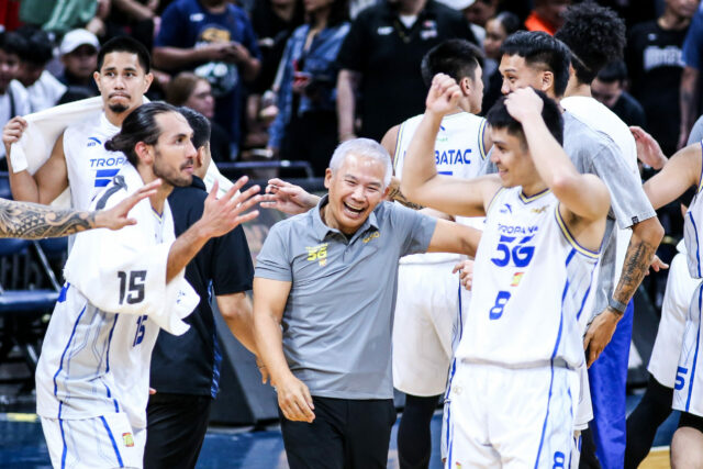 Tropang 5G sem importação atordoa Bolts e fica a duas O técnico Chot Reyes (meio) lidera a comemoração na quadra da TNT após a vitória frustrante no jogo 3 sobre o Meralco. —MARLO CUETO
