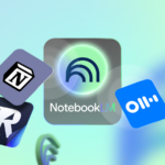 Uma mesa com laptop e outros itens de escritório, com o logotipo NotebookLM no centro.