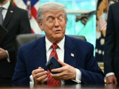 Trump Mobile confirma que expôs dados pessoais de clientes, incluindo números de telefone e endereços residenciais US President Donald Trump speaks after signing executive orders in the Oval Office of the White House in Washington, DC, on May 23, 2025.
