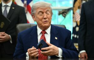 Trump Mobile confirma que expôs dados pessoais de clientes, incluindo números de telefone e endereços residenciais US President Donald Trump speaks after signing executive orders in the Oval Office of the White House in Washington, DC, on May 23, 2025.