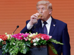Trump abstêmio é visto ‘bebendo’ durante visita à China Donald Trump takes a drink during a state banquet hosted by President Xi Jinping at the Great Hall of the People, May 14, 2026, Beijing.