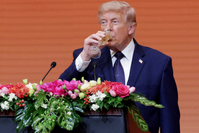 Trump abstêmio é visto ‘bebendo’ durante visita à China Donald Trump takes a drink during a state banquet hosted by President Xi Jinping at the Great Hall of the People, May 14, 2026, Beijing.