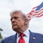 O presidente dos EUA, Donald Trump, fala à mídia no gramado sul da Casa Branca na sexta-feira (horário dos EUA).