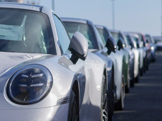 Trump anuncia tarifas de 25% sobre carros e caminhões da União Europeia
