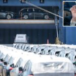 Novos carros são carregados no navio porta-carros Polaris Liberty em um terminal automotivo em Bremerhaven, Alemanha.