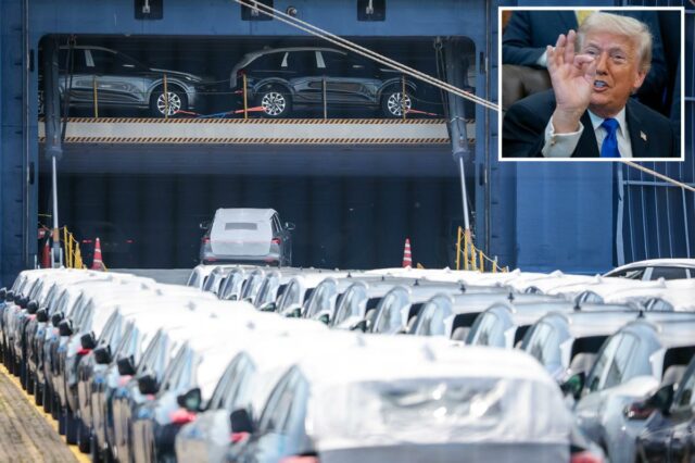 Novos carros são carregados no navio porta-carros Polaris Liberty em um terminal automotivo em Bremerhaven, Alemanha.