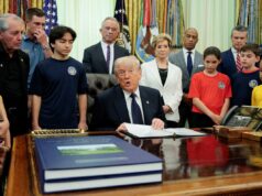 Trump assina proclamação para reiniciar o teste de aptidão presidencial nas escolas dos EUA Trump assina proclamação para reiniciar o teste de aptidão presidencial nas escolas dos EUA