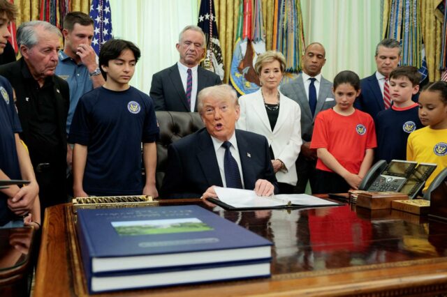 Trump assina proclamação para reiniciar o teste de aptidão presidencial nas escolas dos EUA
