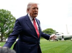 Trump ataca escolhas da Suprema Corte antes da decisão de cidadania por direito de nascença President Donald Trump speaks to reporters as he walks to board Marine One on the South Lawn of the White House, Friday, May 8, 2026, in Washington.