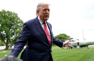 Trump ataca escolhas da Suprema Corte antes da decisão de cidadania por direito de nascença President Donald Trump speaks to reporters as he walks to board Marine One on the South Lawn of the White House, Friday, May 8, 2026, in Washington.
