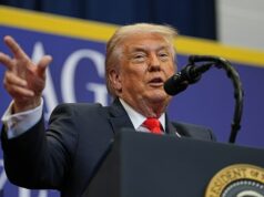 Trump brinca que não há lugar mais seguro para ele do que uma comunidade de aposentados na Flórida após a terceira tentativa de assassinato O presidente Donald Trump fez pouco caso do tiroteio no jantar dos correspondentes da Casa Branca durante uma viagem às aldeias da Flórida na sexta-feira. 'O que é mais seguro do que as Aldeias?' ele disse