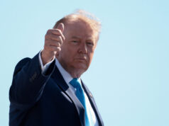 Trump brinca sobre concorrer a primeiro-ministro israelense Trump brinca sobre concorrer a primeiro-ministro israelense