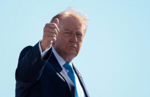 Trump brinca sobre concorrer a primeiro-ministro israelense Trump brinca sobre concorrer a primeiro-ministro israelense