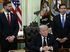 Trump chama possível 2028 de Vance e Rubio Ticket de ‘Dream Team’: o que mostram as pesquisas From left, Vice President JD Vance and President Donald Trump listen as Secretary of State Marco Rubio speaks during a meeting at the White House in Washington, D.C., on April 23. (Photo by Brendan Smialowski/AFP via Getty Images)