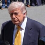 Trump chama repórter de 'burro' depois de dizer que ele tem o 'dobro' do tamanho de um salão de baile