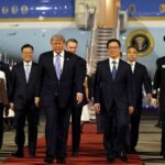 Trump chega à China para cimeira altamente antecipada com Xi Jinping