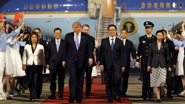 Trump chega à China para cimeira altamente antecipada com Xi Jinping
