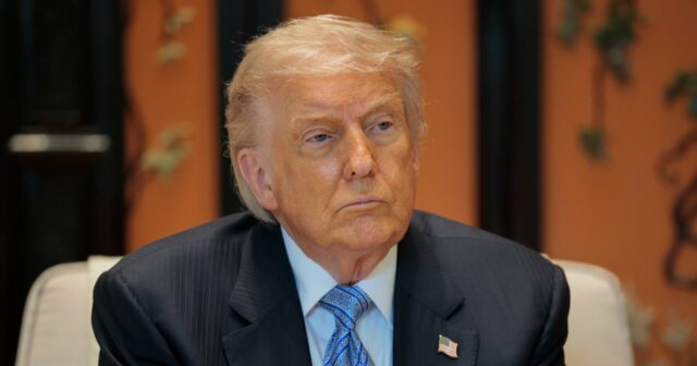 Trump coloca Stephen Colbert em uma lixeira em vídeo de Stephen Colbert responde a Trump comemorando o cancelamento de 'The Late Show'