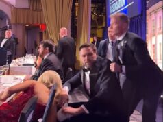 Trump dá um tiro brutal no ‘garotinho’ JD Vance enquanto ele ostenta abertamente apoio a Marco Rubio Imagens de Vance, de 41 anos, sendo içado de sua cadeira pelos ombros por um agente do Serviço Secreto, enquanto Trump permanecia sentado, se tornaram virais online logo após a tentativa de assassinato