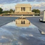 Uma imagem mostrou o Monumento a Washington perfeitamente espelhado na água sob nuvens dramáticas ao pôr do sol