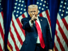 Trump declara os mercados de previsão patrióticos enquanto os reguladores estaduais se perguntam se estão jogando Donald Trump aponta durante aparição em estilo de campanha cercado por bandeiras americanas em meio ao debate sobre os mercados de previsão e a regulamentação da CFTC.