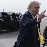 O presidente Trump é visto aqui falando com repórteres ao embarcar no Força Aérea Um no sábado