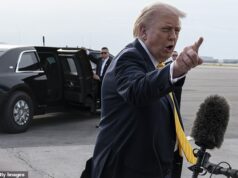Trump declara que navios estrangeiros serão escoltados para fora do Estreito de Ormuz sob escolta dos EUA como parte do ‘Projeto Liberdade’ O presidente Trump é visto aqui falando com repórteres ao embarcar no Força Aérea Um no sábado