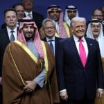 O presidente Donald Trump e o príncipe herdeiro e primeiro-ministro Mohammed bin Salman da Arábia Saudita posam para uma foto com o CEO da Tesla, Elon Musk, o CEO da Nvidia, Jensen Huang, e outros participantes no Fórum de Investimento EUA-Saudita no Kennedy Center em 19 de novembro de 2025 em Washington, DC