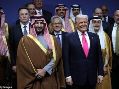 Trump deixa os líderes árabes em silêncio em um dramático telefonema vazado enquanto o presidente exige um “grande acordo” do Irã: “Vou explodir tudo” O presidente Donald Trump e o príncipe herdeiro e primeiro-ministro Mohammed bin Salman da Arábia Saudita posam para uma foto com o CEO da Tesla, Elon Musk, o CEO da Nvidia, Jensen Huang, e outros participantes no Fórum de Investimento EUA-Saudita no Kennedy Center em 19 de novembro de 2025 em Washington, DC