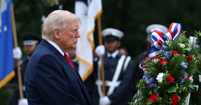 Trump deposita coroa de flores na tumba do soldado desconhecido Trump deposita coroa de flores na tumba do soldado desconhecido e homenageia os caídos da América no Memorial Day