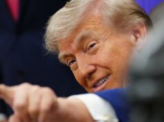 Trump diz cessar-fogo “com suporte de vida” ao se reunir com generais e critica curdos Michael Koziol