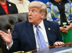 Trump diz que adiou a assinatura do pedido de IA porque não ‘gostou’ dele Donald Trump em terno azul marinho e gravata listrada azul clara gesticula com a mão direita enquanto fala.
