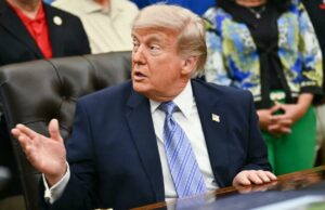 Trump diz que adiou a assinatura do pedido de IA porque não ‘gostou’ dele Donald Trump em terno azul marinho e gravata listrada azul clara gesticula com a mão direita enquanto fala.
