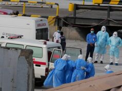 Trump diz que está preocupado com o surto de hantavírus à medida que o vírus se espalha e um terceiro britânico tem medo de ser infectado Profissionais de saúde com equipamento de proteção evacuam pacientes do MV Hondius para uma ambulância no porto da Praia, Cabo Verde, na quarta-feira