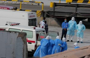 Trump diz que está preocupado com o surto de hantavírus à medida que o vírus se espalha e um terceiro britânico tem medo de ser infectado Profissionais de saúde com equipamento de proteção evacuam pacientes do MV Hondius para uma ambulância no porto da Praia, Cabo Verde, na quarta-feira